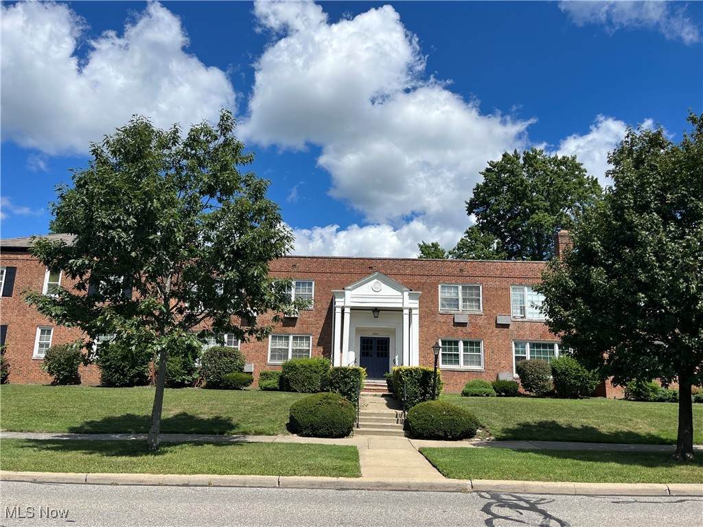 17007 Van Aken Boulevard - Photo 1