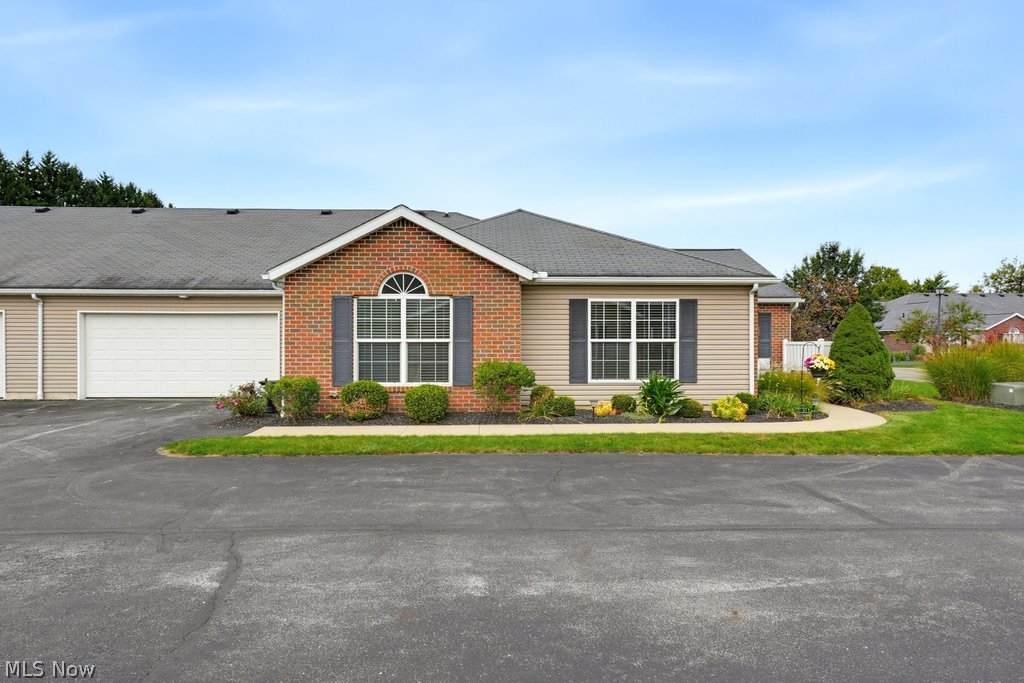 162 Woodbury Glen Street - Photo 1