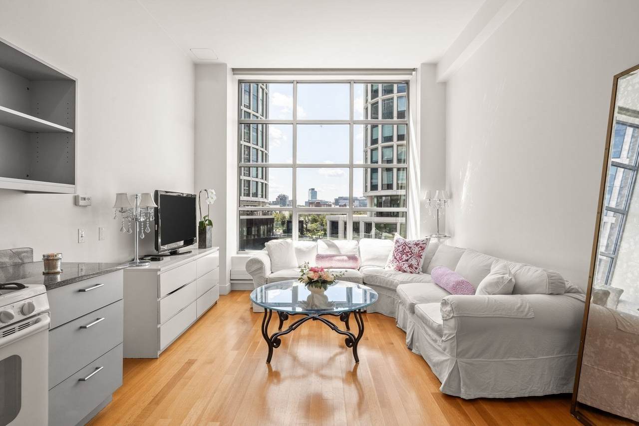 360 Newbury St - Photo 1