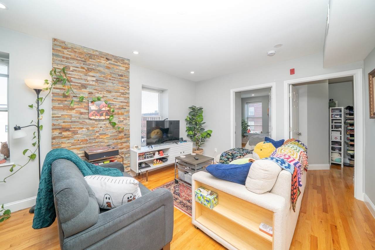 28 Chelsea St - Photo 1