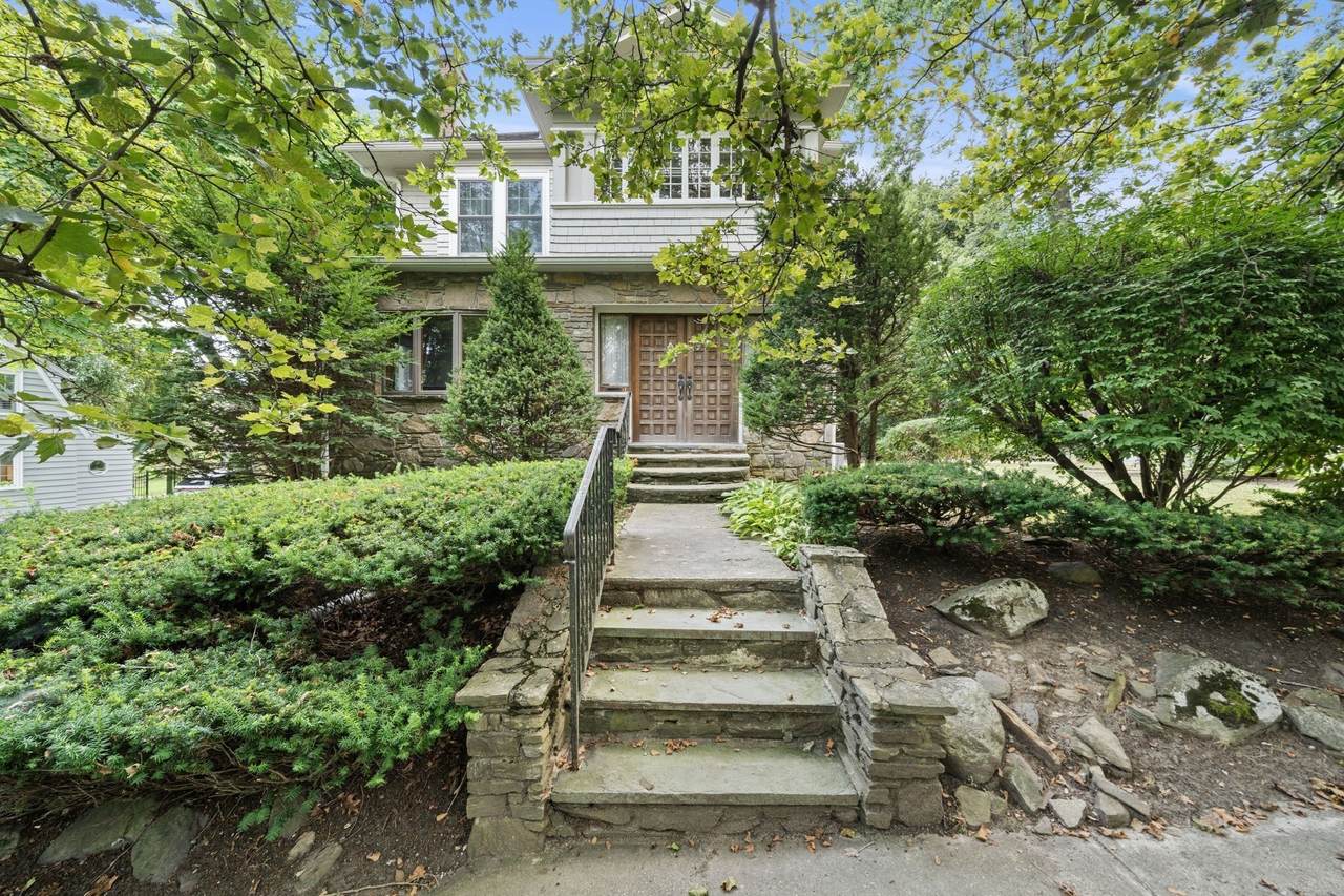 11 Roseland Road - Photo 1