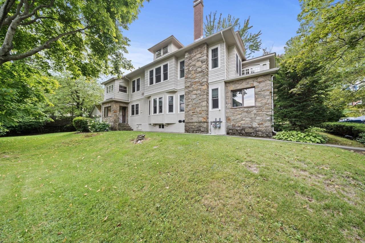 11 Roseland Road - Photo 1