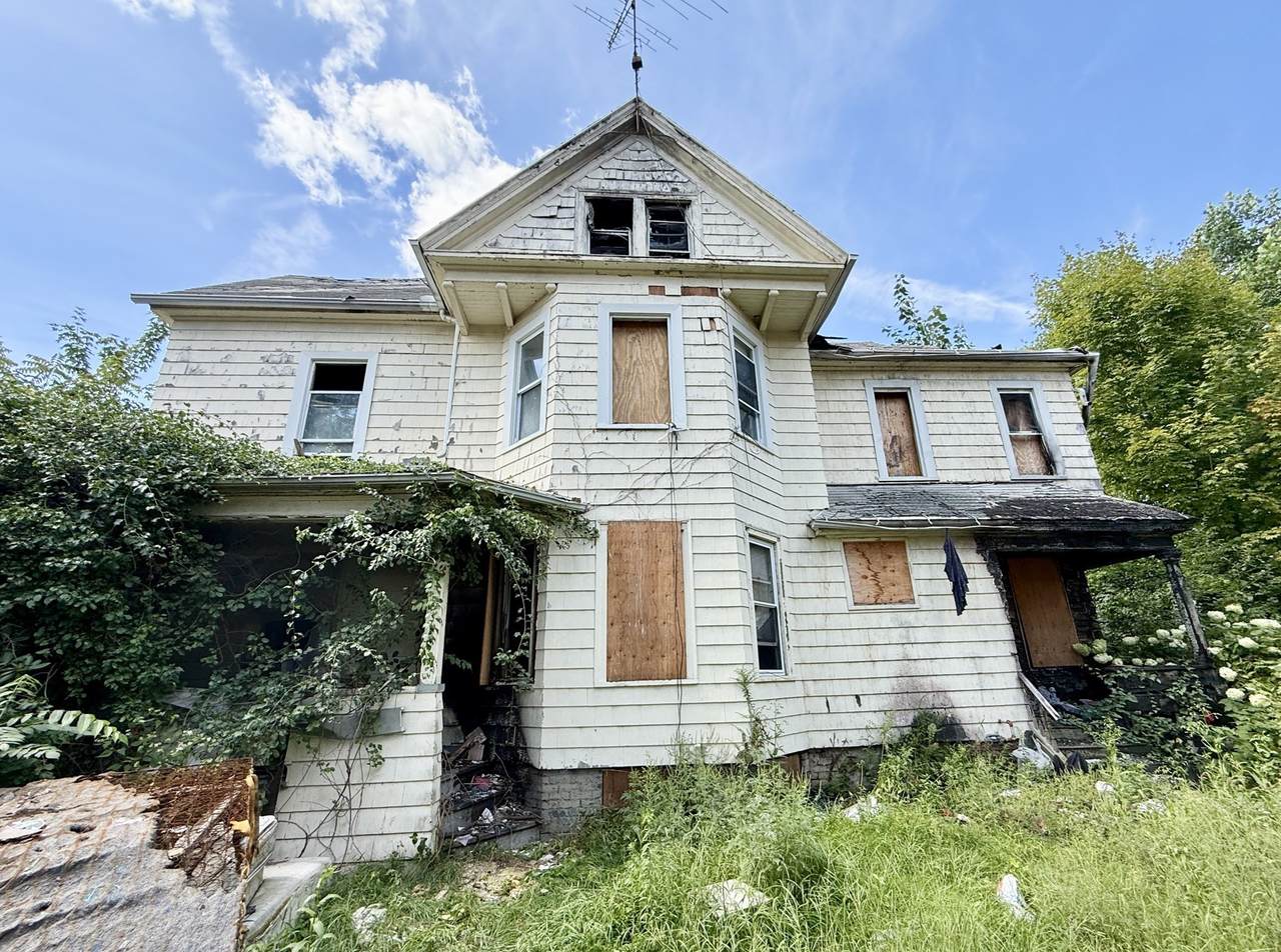 161 Lincoln St - Photo 1