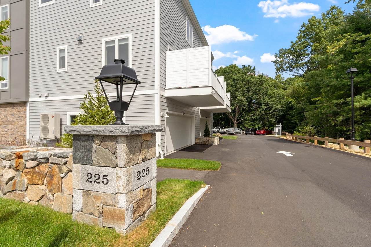 225 Middlesex Turnpike - Photo 1