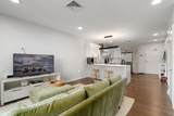 68 Los Angeles - Photo 13