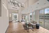 60 Cross St E - Photo 2