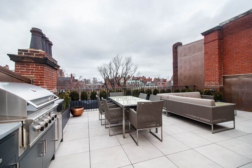 212 Commonwealth Ave - Photo 1