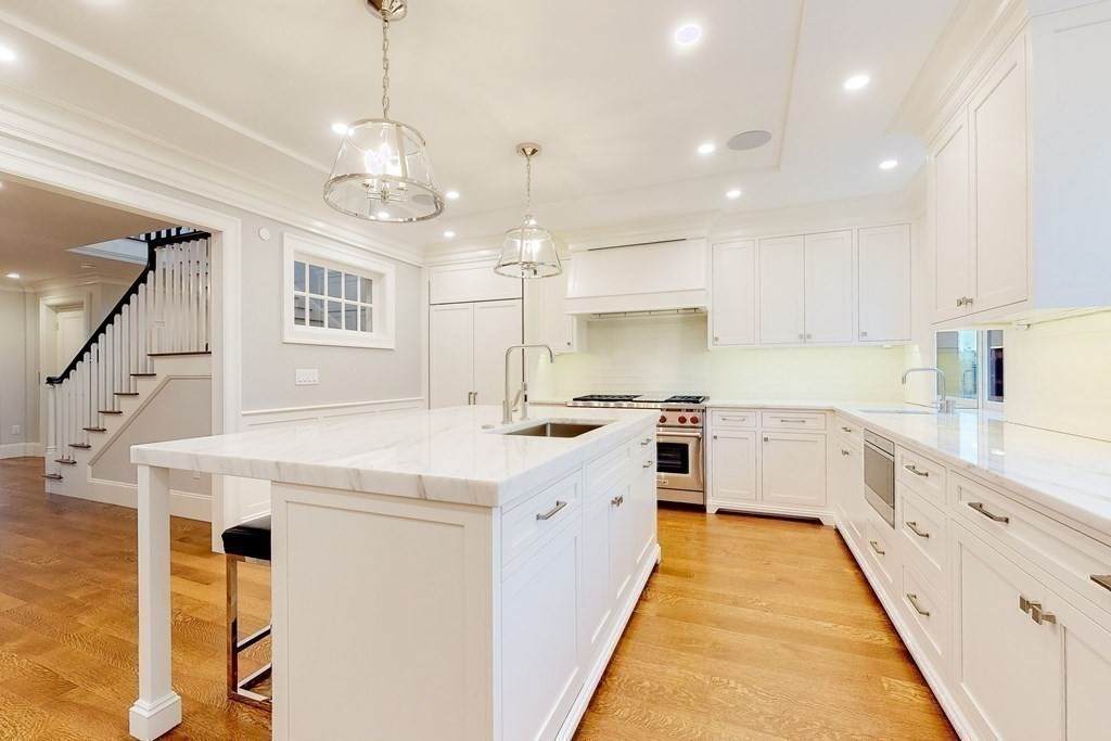 212 Commonwealth Ave - Photo 1