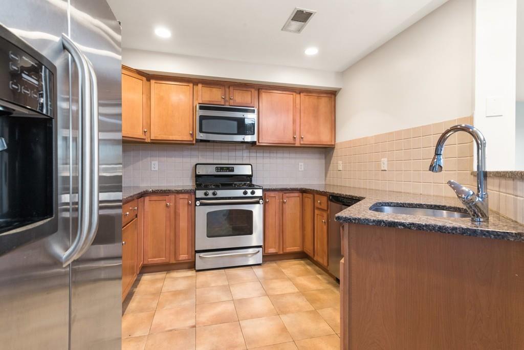 120 Wyllis Ave - Photo 1