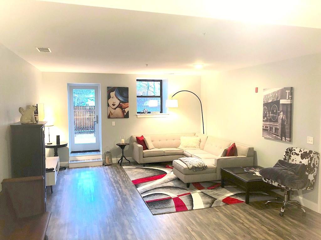 1022 Hancock St - Photo 1