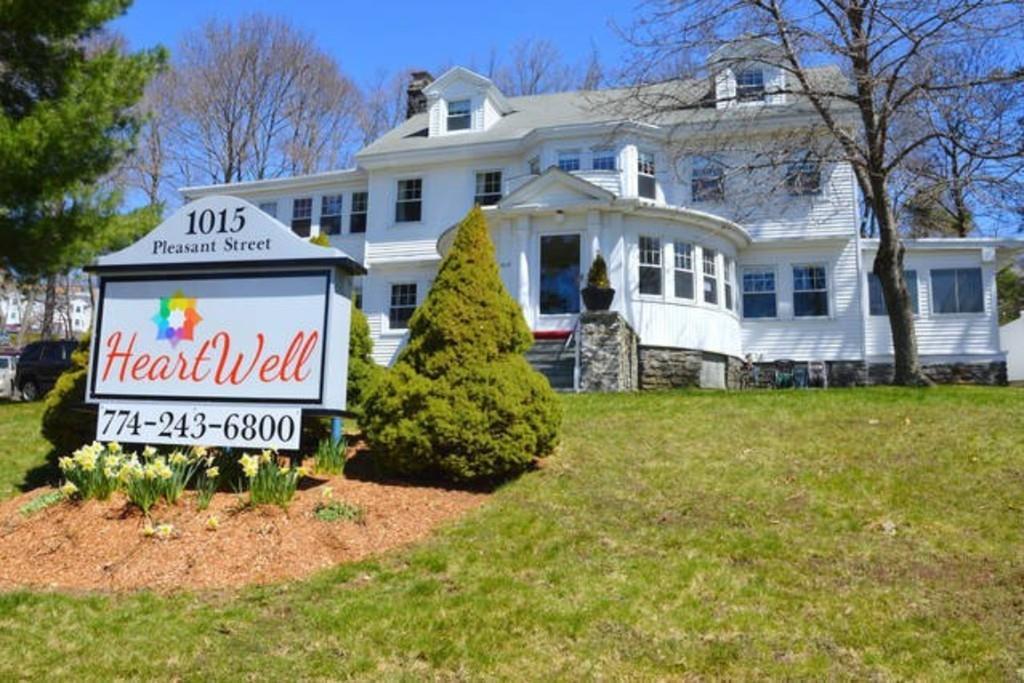 1015 Pleasant St - Photo 1