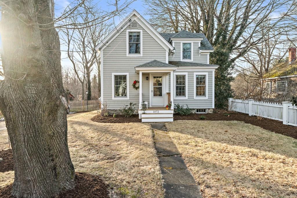 1072 Main St - Photo 1