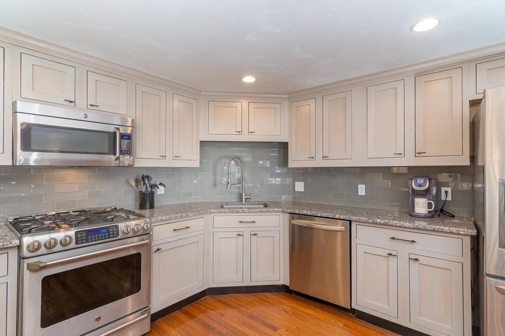 313 Hampton Way - Photo 1