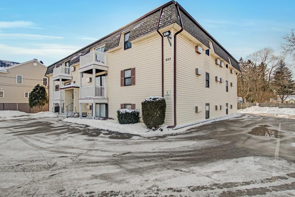 653 Plantation St - Photo 1