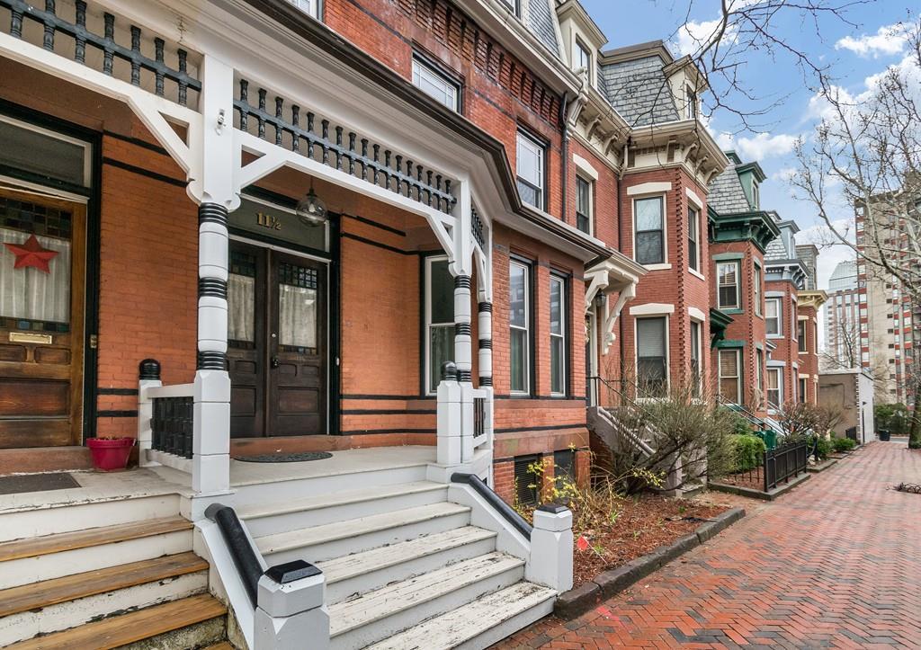 11 1/2 Mattoon St - Photo 1