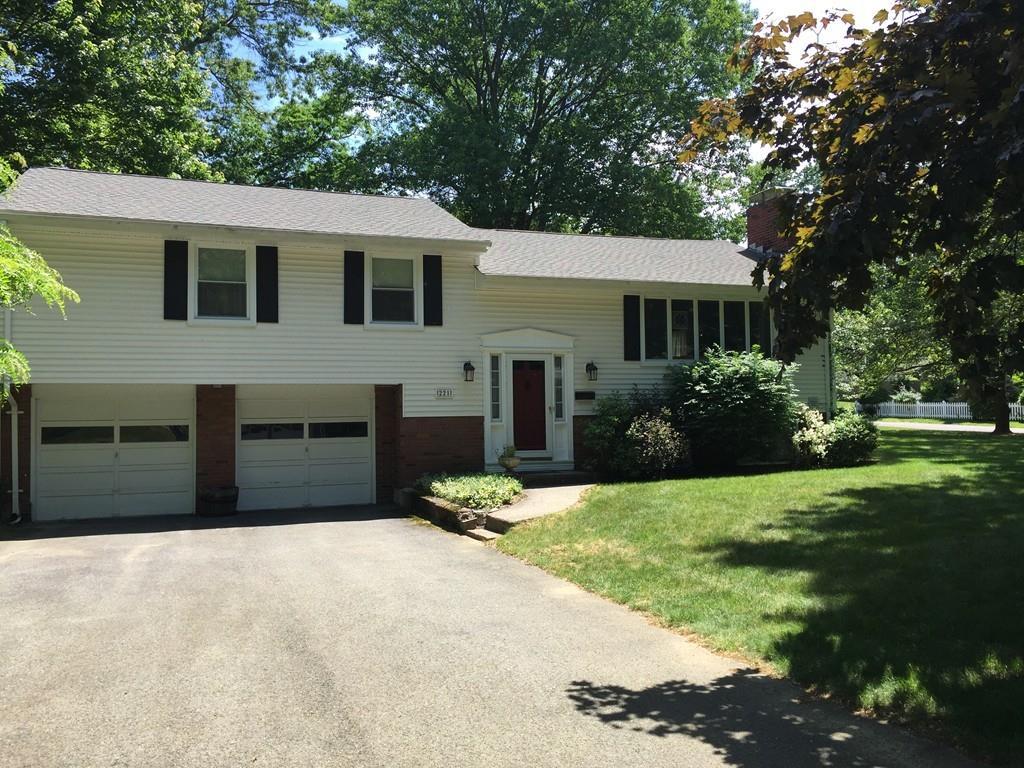 221 Brookwood Dr - Photo 1