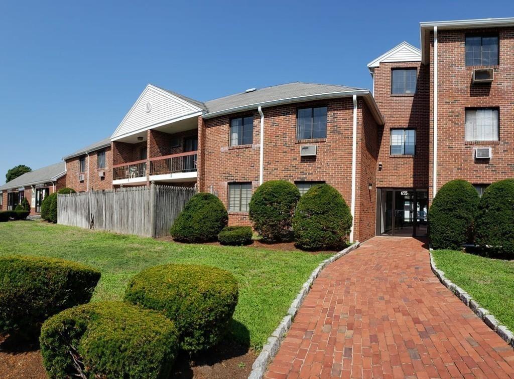 655 Saw Mill Brook Pkwy - Photo 1