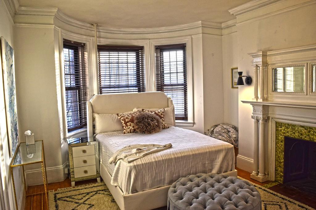 525 Newbury - Photo 1