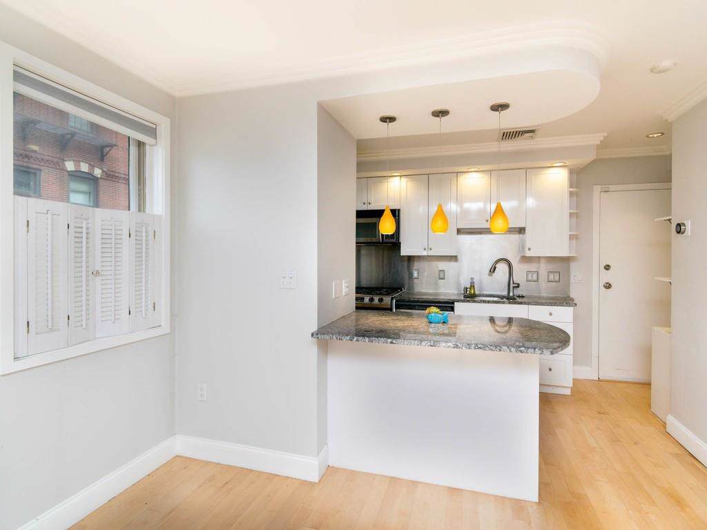 560 Commercial St - Photo 1
