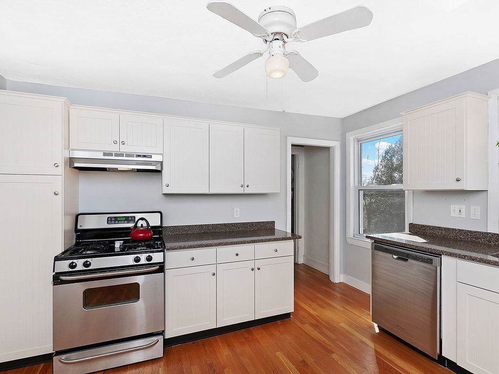 38 Clarendon Ave - Photo 1