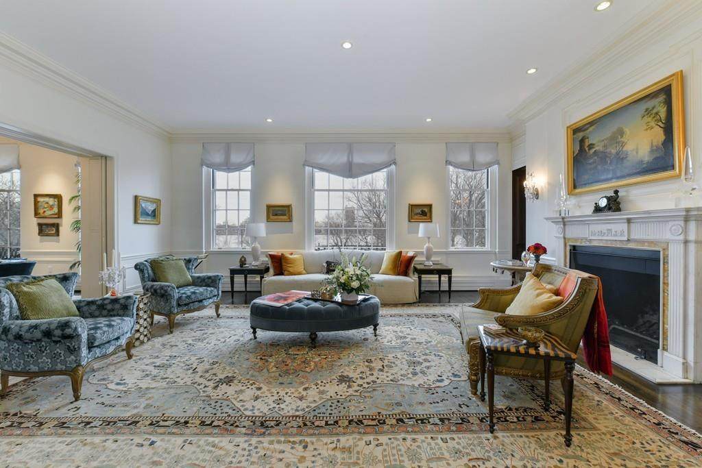 380 Beacon - Photo 1