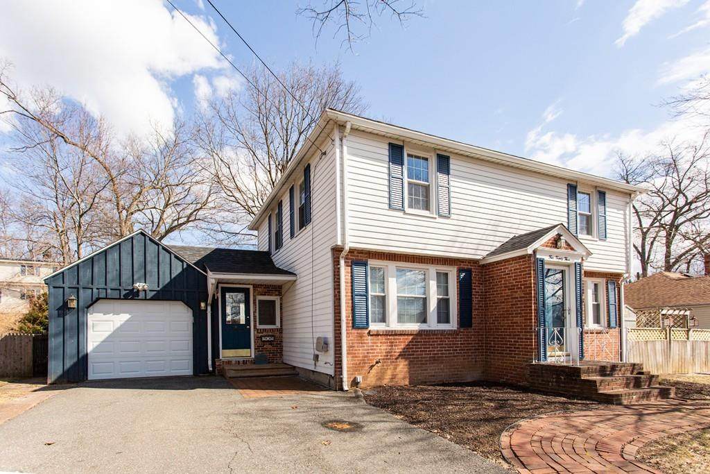 423 Tiffany St - Photo 1