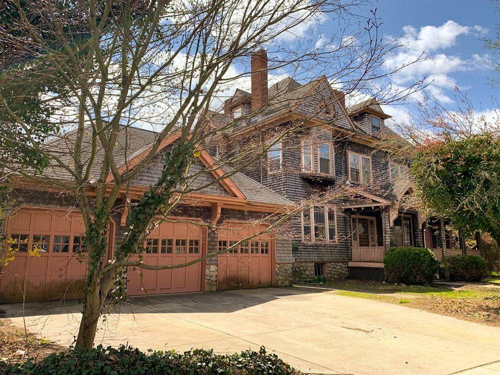 114 Hawthorn St - Photo 1