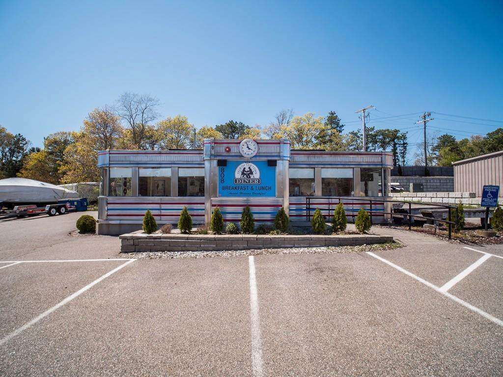 808 Macarthur Blvd - Photo 1