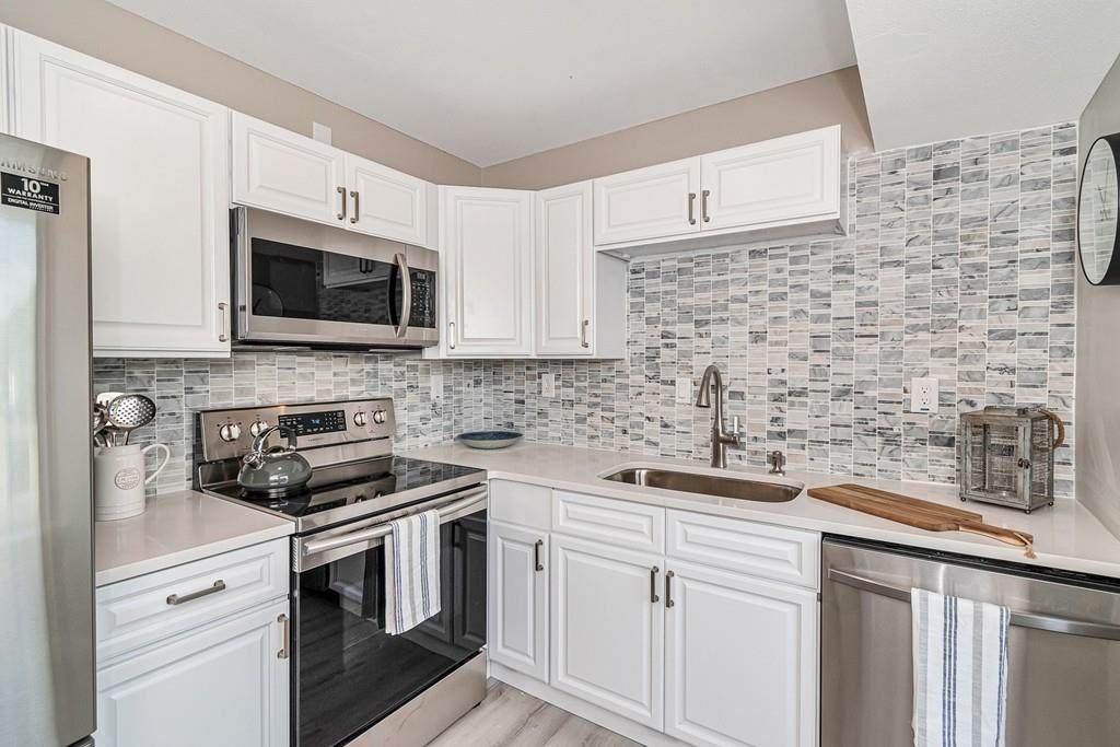 137 Nassau Dr - Photo 1