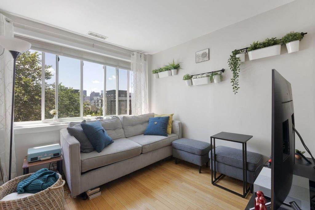 61 Webster St - Photo 1