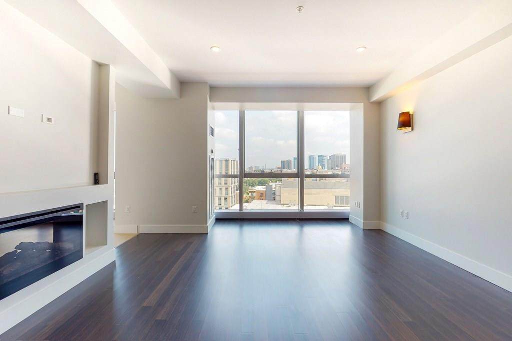 110 Stuart St - Photo 1