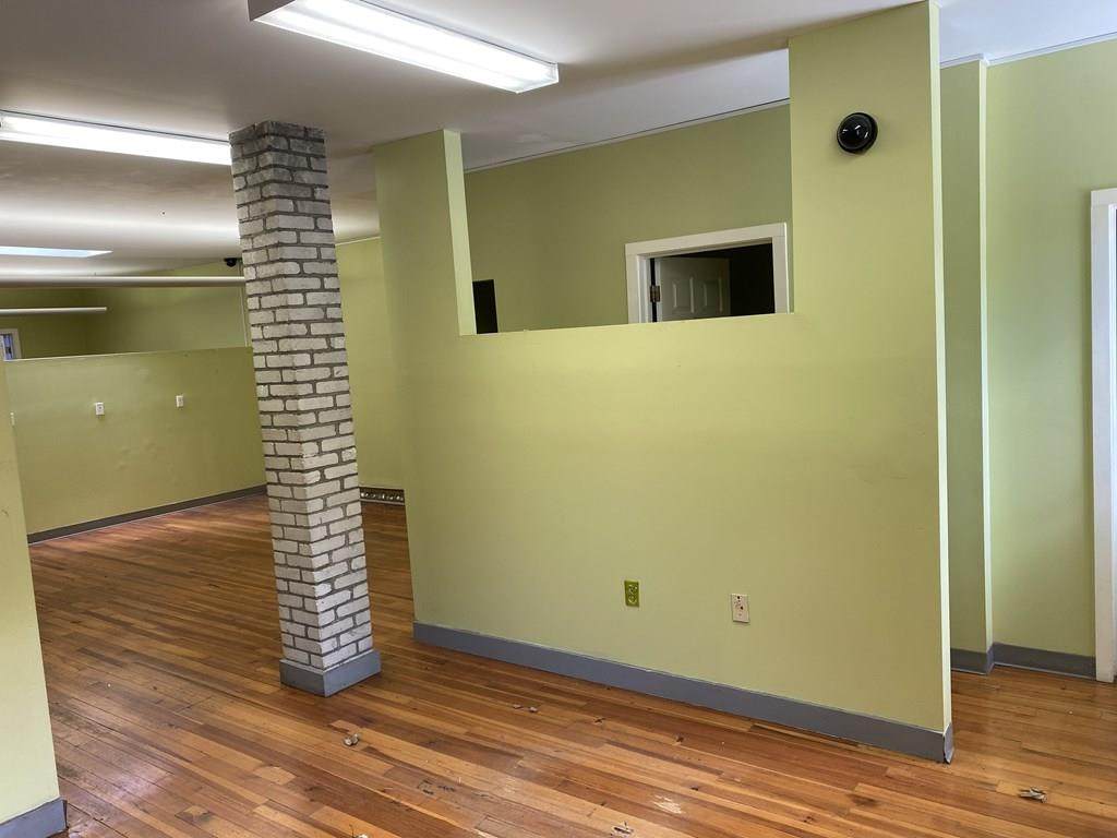 257 Roxbury St - Photo 1