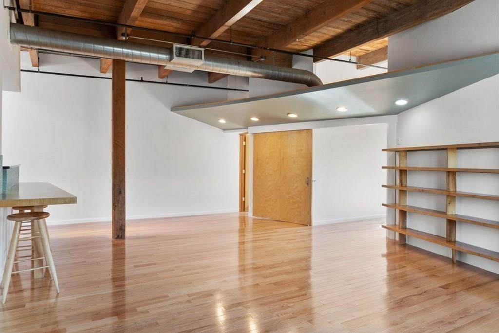33 Sleeper St - Photo 1