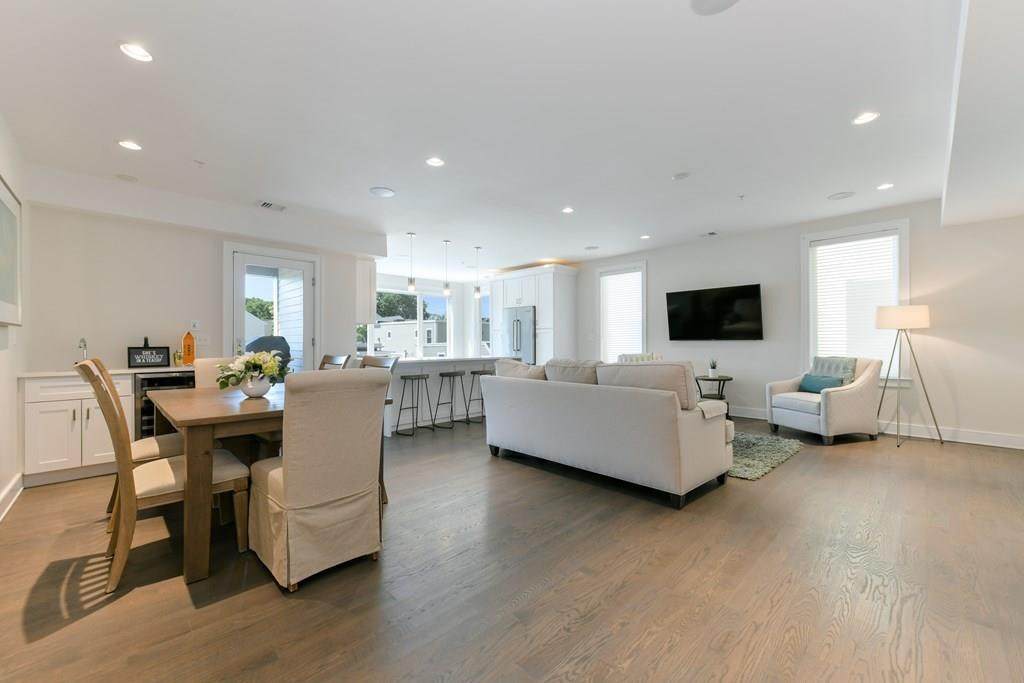 405 W 1St St - Photo 1