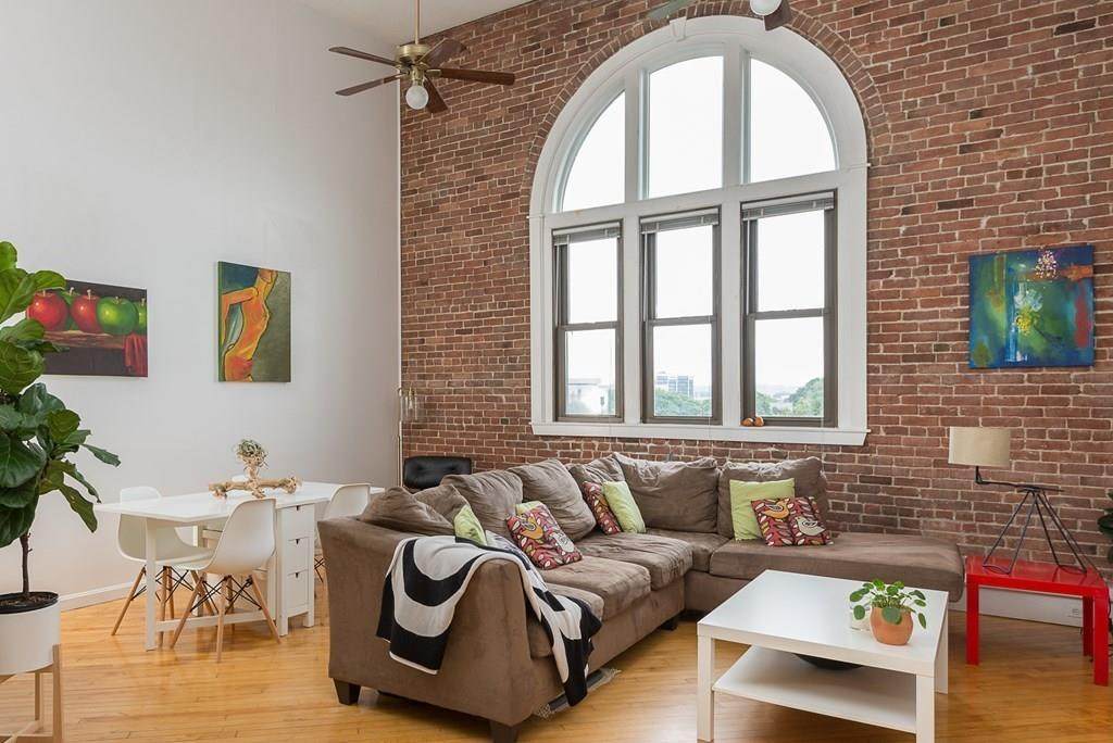 94 Newbury Ave - Photo 1
