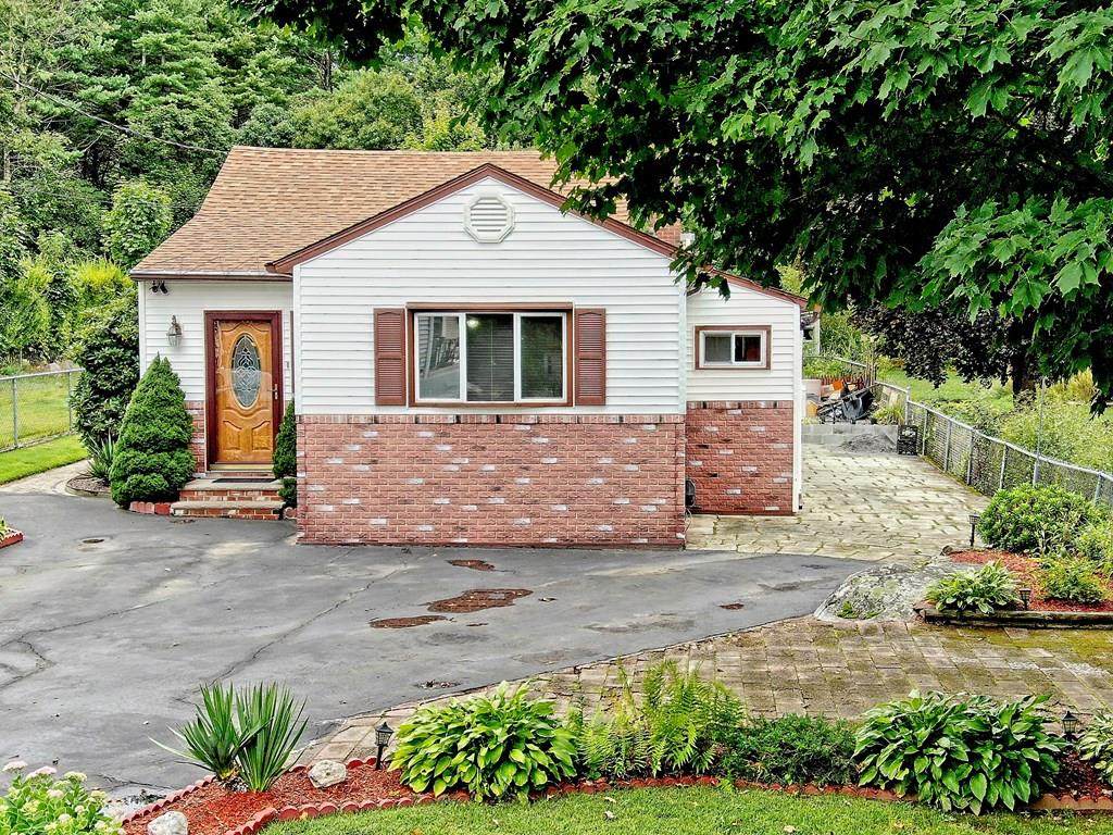 552 Pleasant St - Photo 1