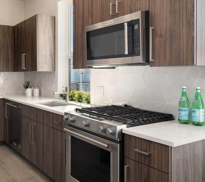 24 Rush Street - Photo 1