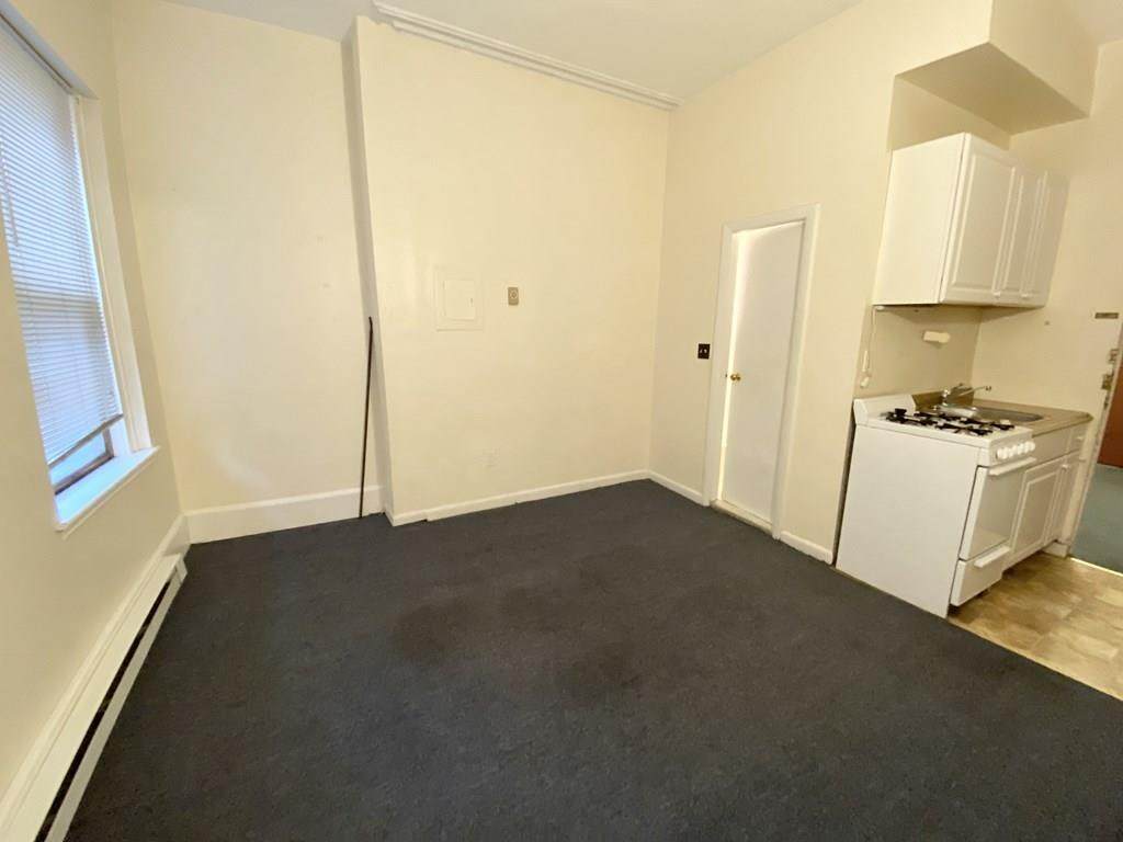 251 W Newton - Photo 1