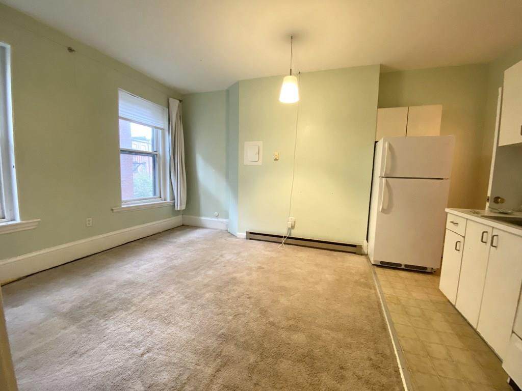251 W Newton - Photo 1