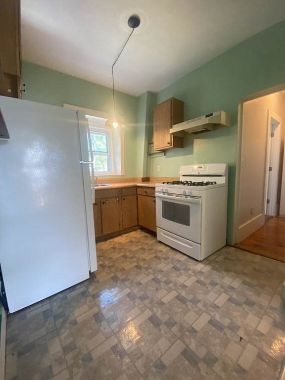 290 Lincoln St - Photo 1