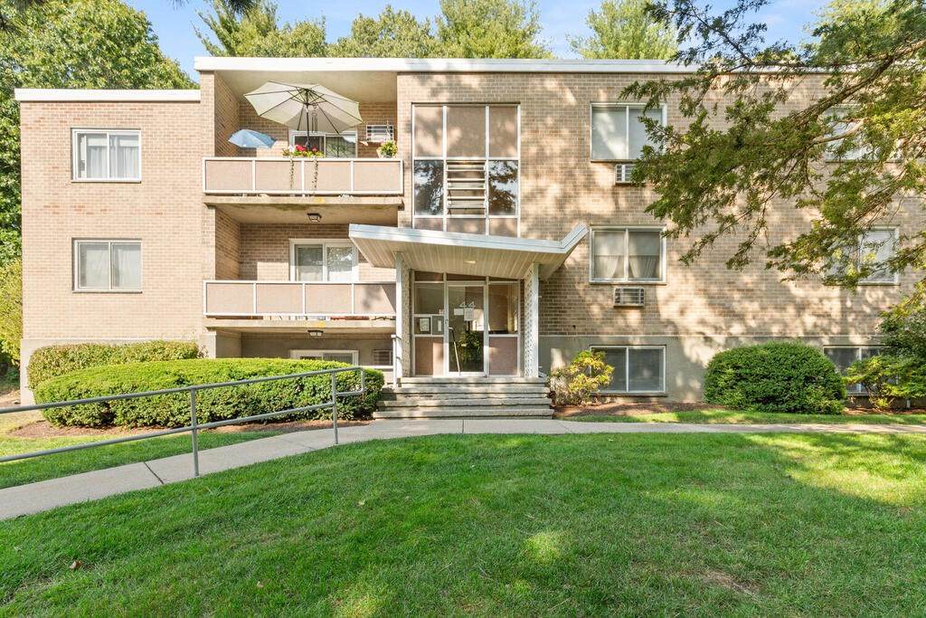 44 Lionel Ave - Photo 1