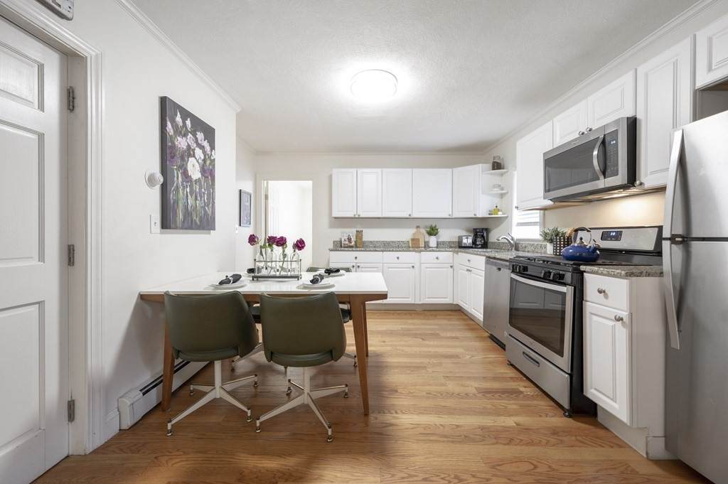 195 Chelsea St - Photo 1