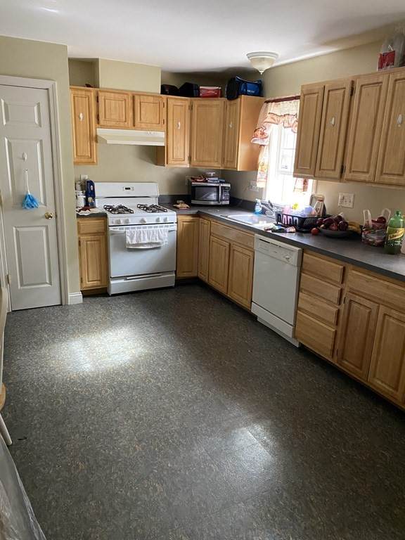 61 Wenworth - Photo 1