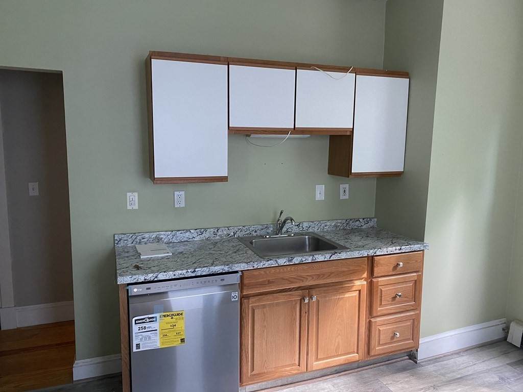 392 Centre St - Photo 1
