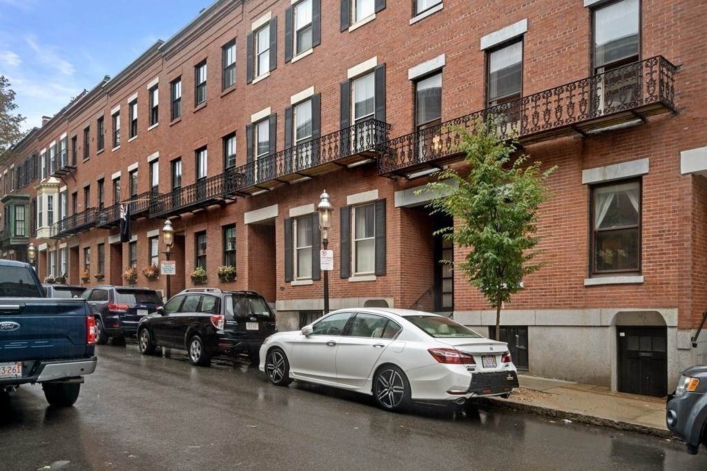 19 Monument Ave - Photo 1