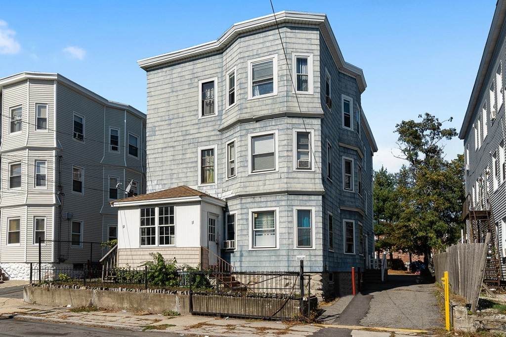 11-13 Boxford St - Photo 1