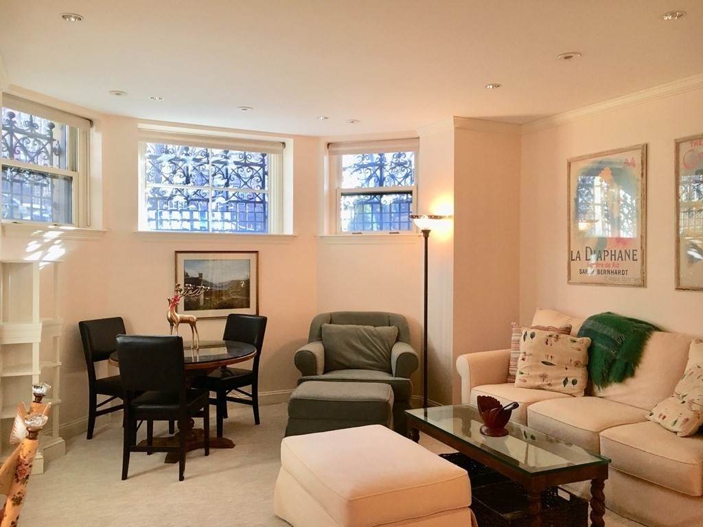 131 Commonwealth Ave - Photo 1