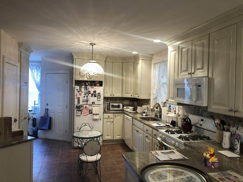 562 E 7Th St - Photo 1