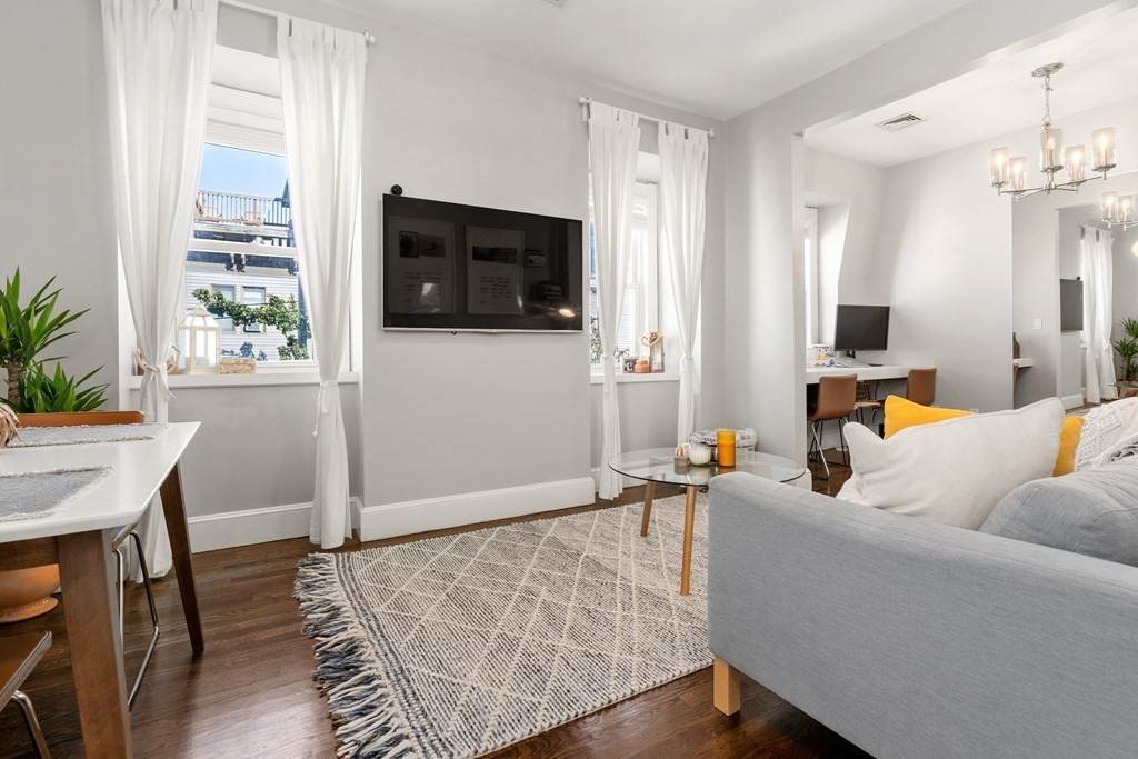 185 W 7Th St - Photo 1