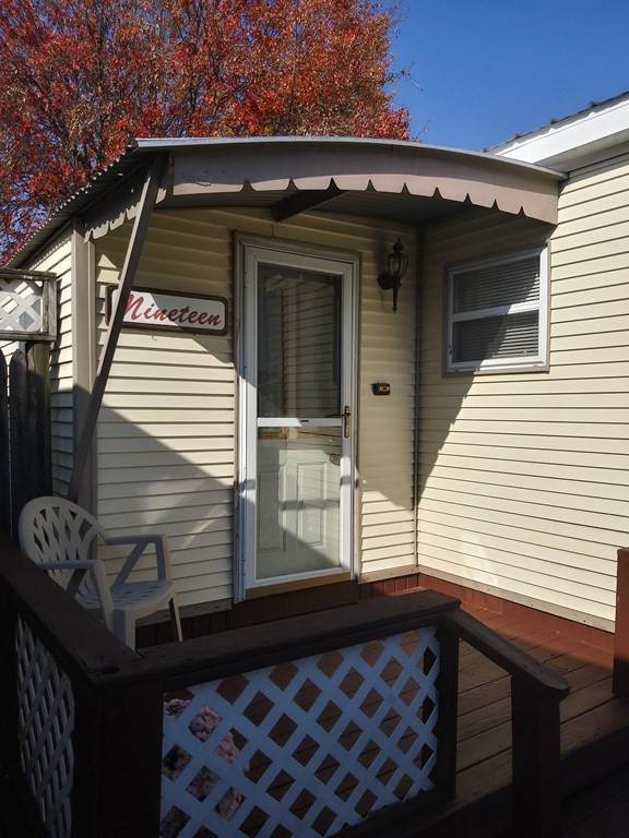 466 Newbury - Photo 1